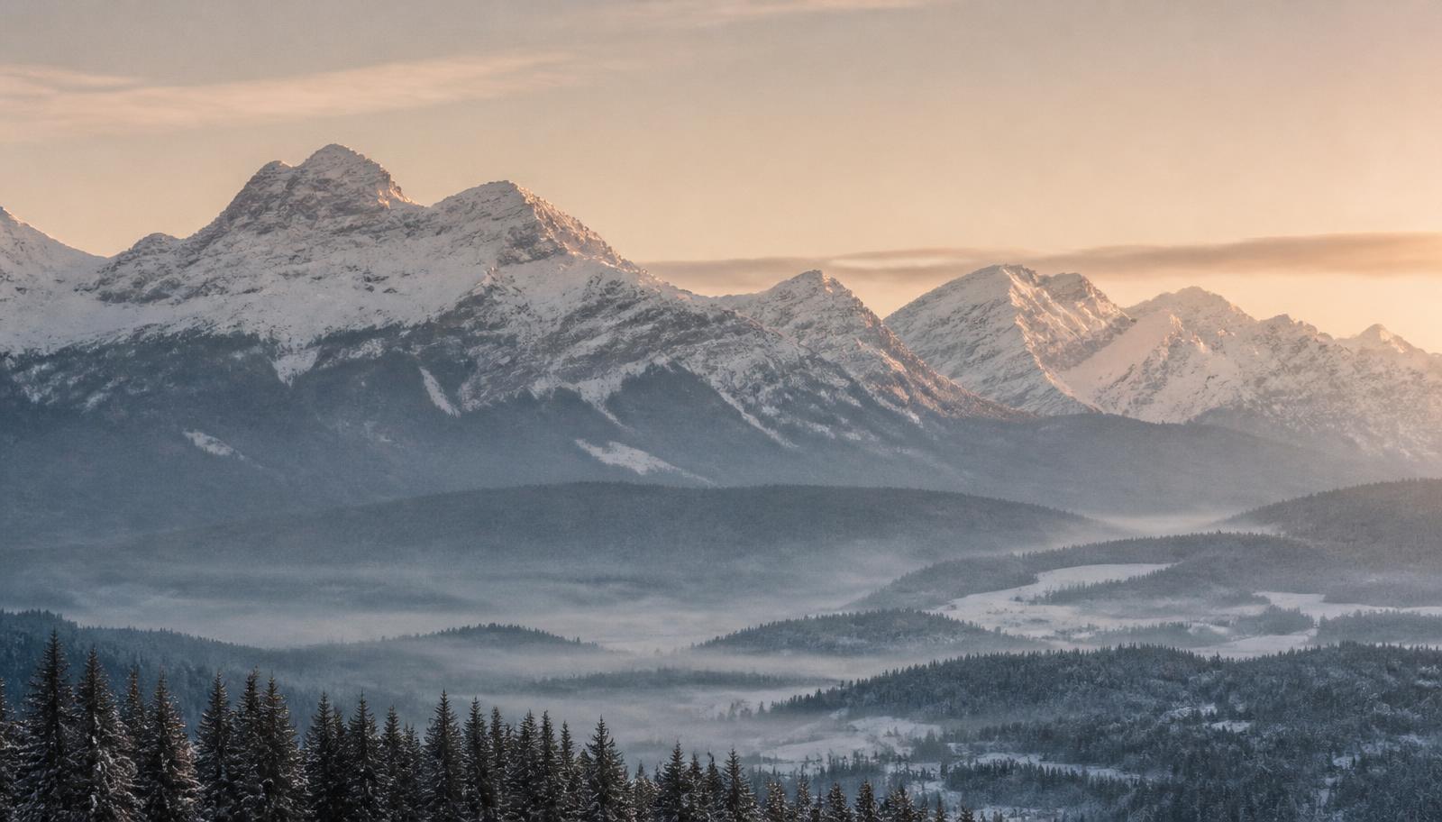 Snow-covered Rocky Mountain peaks at dawn above Aspen
